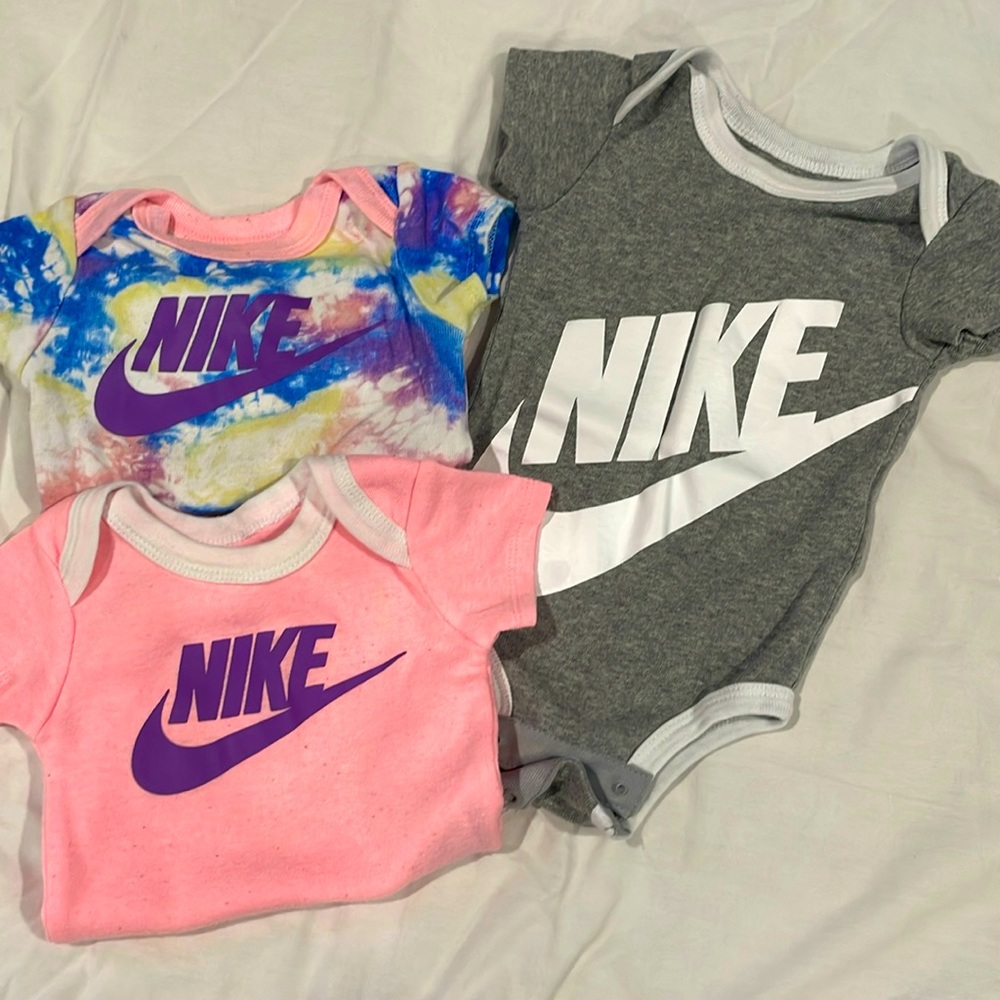 Nike onesies size 0-6 months